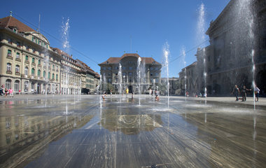Bern  Schweiz  der Bundesplatz mit der Schweizerischen Nationalbank und einem Wasserspiel im Vordergrund