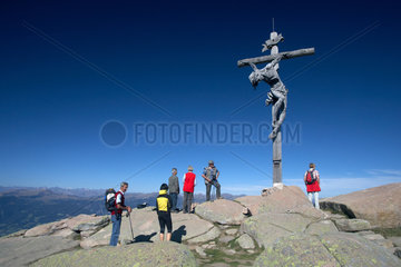 Ortisei  Italien  Touristen und Wanderer am Gipfel des Ausserraschoetz.