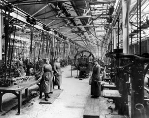 Women war workers at North Eastern Railway'