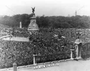 Crowds celebrating V E Day  Buckingham Palace  8 May 1945.