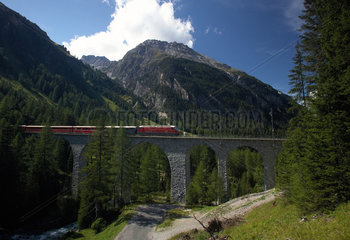 Preda  Schweiz  ein Zug der Rhaetischen Bahn auf dem Albula-Viadukt III