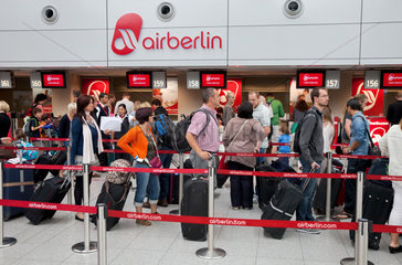 Duesseldorf  Deutschland  Flugreisende am airberlin Check-In-Schalter am Flughafen Duesseldorf International