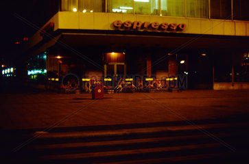 Berlin  DDR  die Espresso-Bar am Alexanderplatz bei Nacht