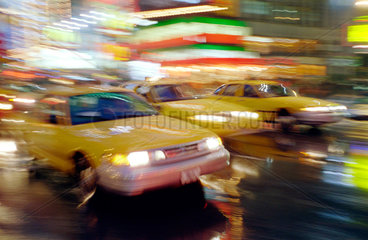 Berlin  Deutschland  Fahrende Yellow Cabs am Times Square in Manhattan