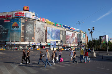 Bukarest  Rumaenien  das Unirea Shopping Center auf dem Platz der Einheit
