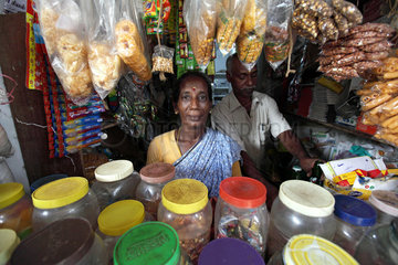 Samiyarpettai  Indien  eine Verkaeuferin in ihrem Kiosk