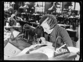 Sewing machinist  1932.