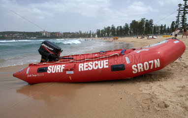 Sydney  Australien  ein Rettungsboot am Strand von Manly.