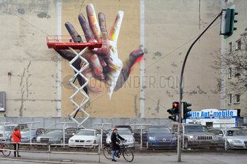 Berlin  Deutschland  ein Wandgemaelde wird angebracht