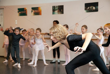 Duisburg  Deutschland  Maedchen und Jungen waehrend der Ballettprobe im Ballettstudio des Theaters Duisburg