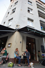 Berlin  Deutschland  Besucher im Cafe Goldberg in der Reuterstrasse Ecke Pflueger Strasse in Berlin-Neukoelln