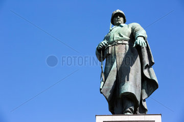 Berlin  Deutschland  die Statue des Rotarmisten am Sowjetische Ehrenmal im Tiergarten
