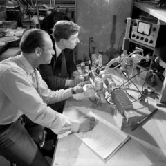 Two electronic engineers make a high power test on a Microwave component.