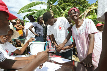 Leogane  Haiti  Ehrenamtliche bei der Registrierung der Erdbebenopfer