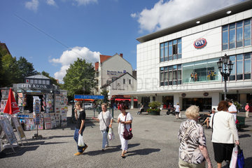 Berlin  Deutschland  Passanten in der Einkaufsstrasse Alt-Tegel