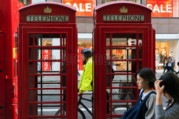 London  Grossbritannien  britische Telefonzellen am Strand-Boulevard