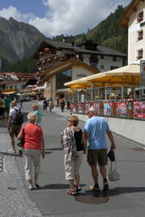 Samnaun  Schweiz  die Touristen kommen nach Samnaun  um zollfrei einzukaufen