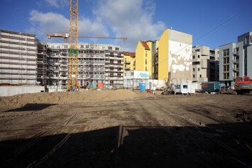 Berlin  Deutschland  Baugrundstueck  sanierte Altbauten und Neubauten