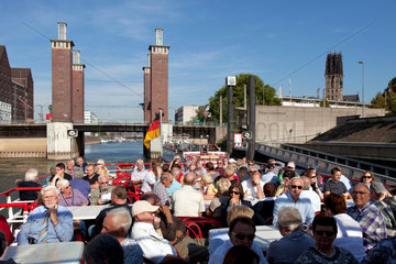 Duisburg  Deutschland  Touristen bei einer Hafenrundfahrt