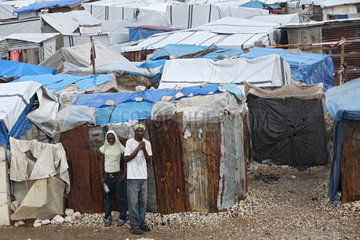 Port-au-Prince  Haiti  zwei Maenner im Fluechtlingslager la Piste