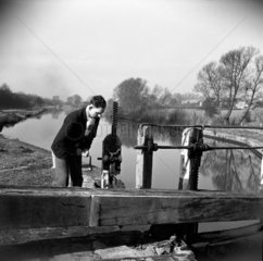 ‘Bill Beresford raising ground panel at Slaughter’s Lock’  Boxmoor  1950.