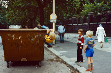 Berlin  DDR  Kinder spielen auf der Strasse