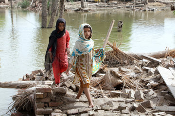 Muzaffargarh  Pakistan  Maedchen laufen ueber die Truemmer eines Wohnhauses