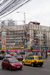 Bukarest  Rumaenien  der Platz Romana mit Telefonkabelgewirr und einer Coca Cola Fassadenwerbung