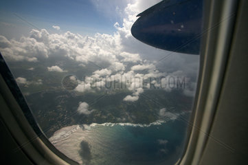 Seawell  Barbados  Blick aus einem Flugzeug der karibischen Fluggesellschaft LIAT