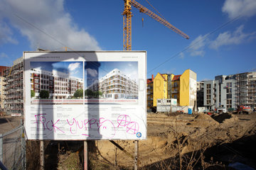 Berlin  Deutschland  Baugrundstueck  Bauschild  sanierte Altbauten und Neubauten