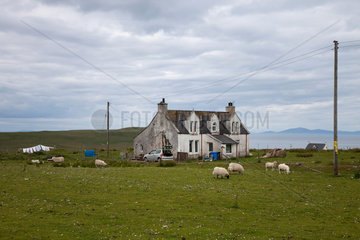 Uig  Grossbritannien  Landschaft mit einsamem Haus auf der Trotternish-Halbinsel auf der Insel Skye in Schottland