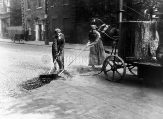Female road workers  WWI  1914-1918.