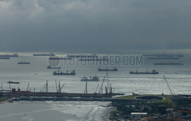 Singapur  Republik Singapur  Schiffe auf Reede vor der Kueste