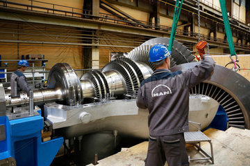 Oberhausen  Deutschland  Industriemechaniker arbeitet an einer Dampfturbine bei MAN Diesel & Turbo SE