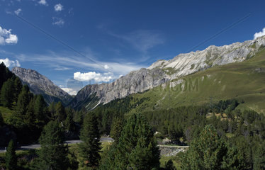 Alp Nova  Schweiz  Albula Passstrasse Blick nach Norden hinab ins Albulatal