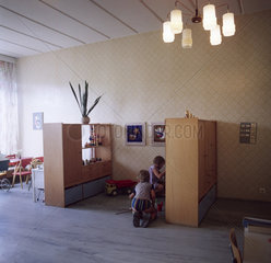 Limbach-Oberfrohna  DDR  Kinder spielen im Kindergarten miteinander