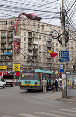 Bukarest  Rumaenien  Platz Romana mit Telefonkabelgewirr  einem Bus und einer Coca Cola Fassadenwerbung