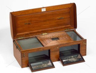 Daguerreotype sensitising box apparatus  19th century.