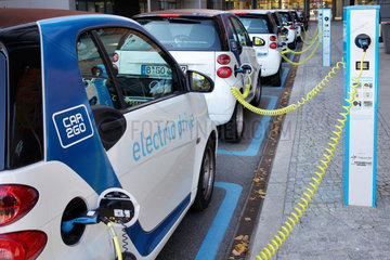 Berlin  Deutschland  Elektroauto von Smart  Smart Fortwo Electric Drive  an Ladestationen