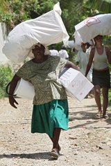 Leogane  Haiti  Freiwillige transportieren Hilfsgueter auf dem Kopf