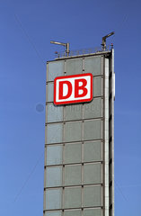 Berlin  Deutschland  Be- und Entlueftungsturm des Berliner Hauptbahnhofs mit dem DB-Logo