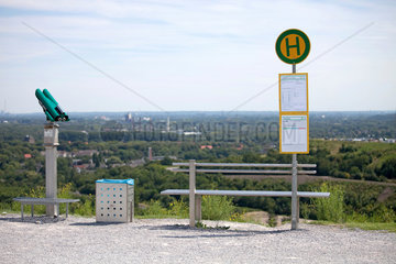Bottrop  Deutschland  Bushaltestelle auf der Halde Beckstrasse am Haldenereignis Emscherblick