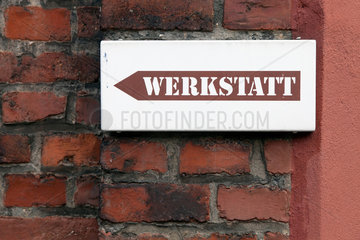 Duesseldorf  Deutschland  Hinweisschild einer Werkstatt