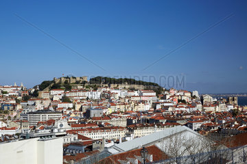 Lissabon  Portugal  Blick ueber das Stadtzentrum Baixa mit dem Burgberg
