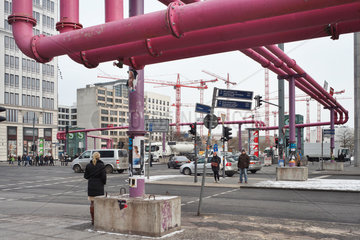 Berlin  Deutschland  Passanten an der Kreuzung zwischen Potsdamer Platz und Leipziger Platz
