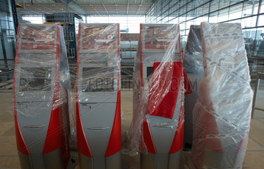 Schoenefeld  Deutschland  verpackte Check-in Automaten im Terminal des Flughafen Berlin Brandenburg