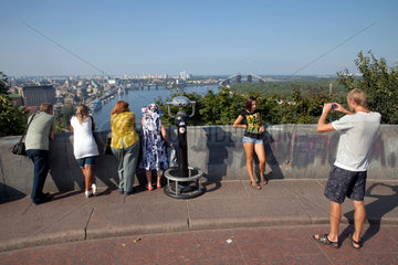 Kiew  Ukraine  Stadtuebersicht mit dem Fluss Dnepr