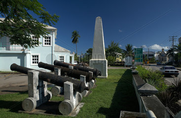 Holetown  Barbados  alte Kanonen und das Holetown Monument