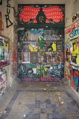 Berlin  Deutschland  Hauseingang eines Altbaus mit tags und zugeklebt mit Plakaten