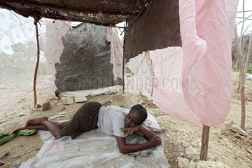 Leogane  Haiti  eine Frau liegt in ihrem improvisierten Zelt in einem Fluechtlingslager